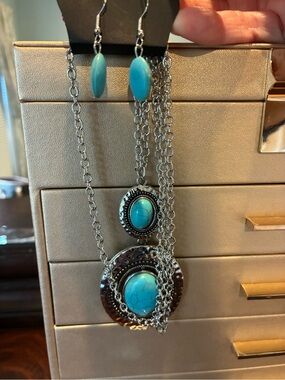 Beautiful Turquoise Stone Pendant Necklace and Earrings Set - Women Jewelry